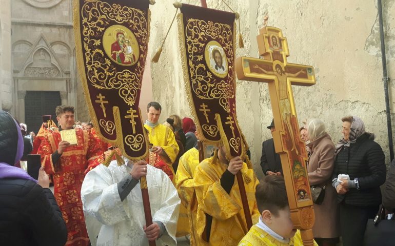 Pasqua ortodossa: centinaia di fedeli alla cerimonia nella chiesa in Castello