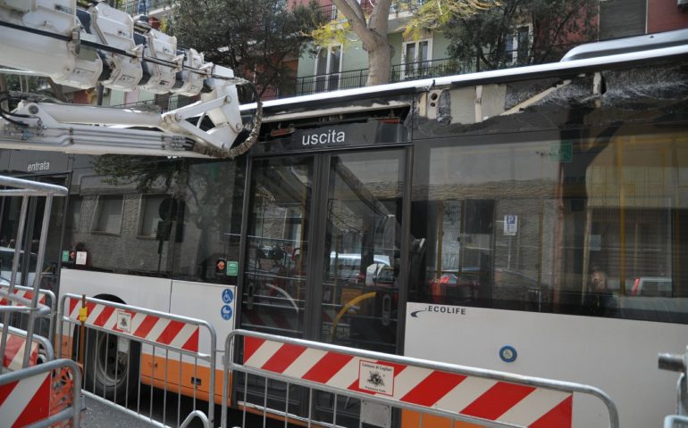 Via Dante. Il braccio di una gru colpisce un autobus del Ctm