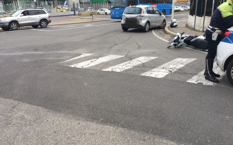 Scontro auto-scooter in via Calamattia a Cagliari. Ferito un giovane