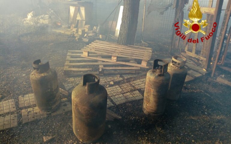 Paura a Selargius: brucia una struttura con sei bombole in campagna, i Vigili del Fuoco scongiurano il peggio