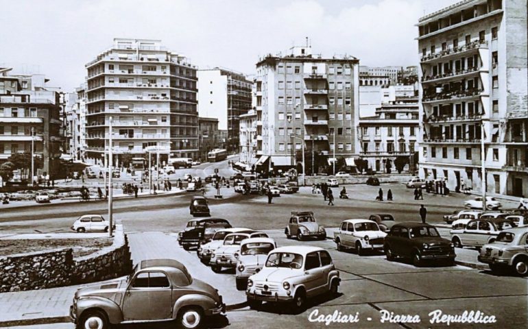 La Cagliari che non c’è più: piazza Repubblica nel 1961, più cemento che verde