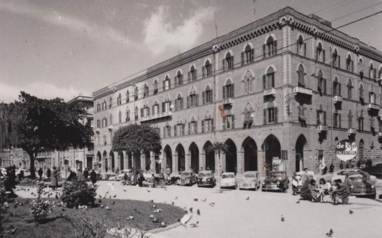 La Cagliari che non c’è più: palazzo Vivanet e via Roma in una bella foto del 1958