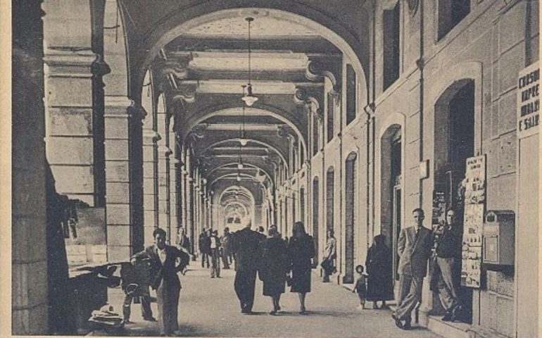 La Cagliari che non c’è più: una foto dei portici di via Roma alla fine degli anni Trenta. Poi arriverà la guerra..