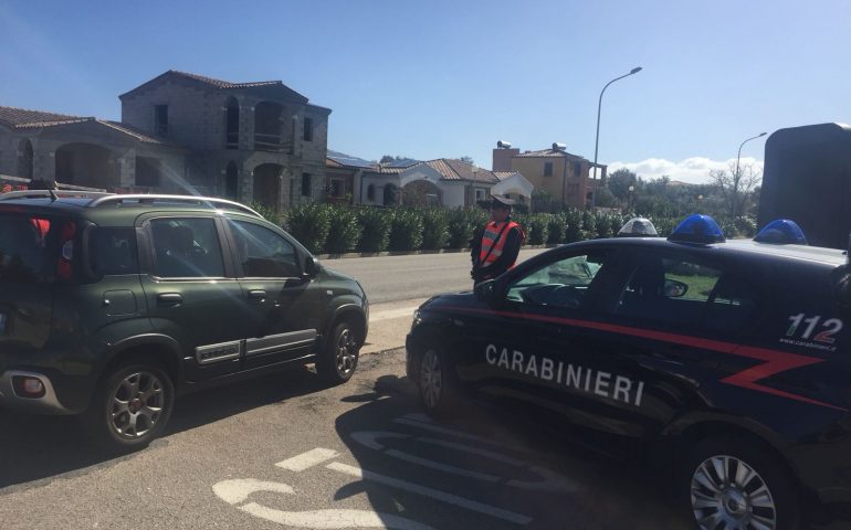 Rubavano dalle auto dei turisti. In manette una coppia di ventenni a San Teodoro