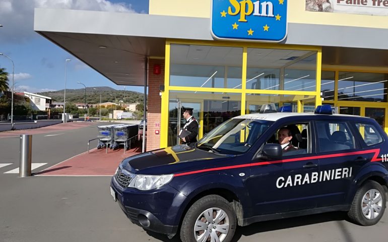 San Vito, pregiudicato rapina l’incasso di un supermercato dopo aver minacciato la cassiera con un coltello e poi viene arrestato