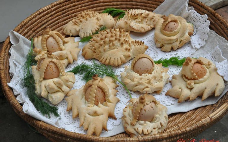 I piatti e le specialità della Sardegna presentati dal Gambero Rosso: su coccoi a pitzus