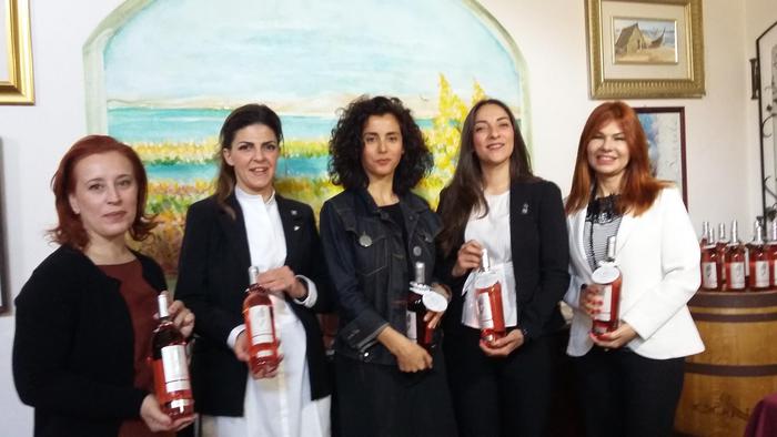 La cantina di Cabras Contini dedica un vino rosè a sostegno della battaglia contro la violenza sulle donne