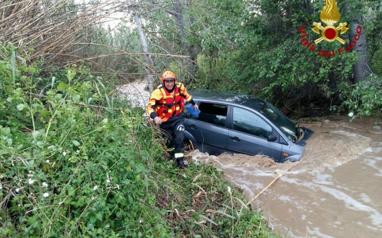 La foto: Dolianova, cerca di guadare un torrente per raggiungere un agriturismo e questo è il risultato