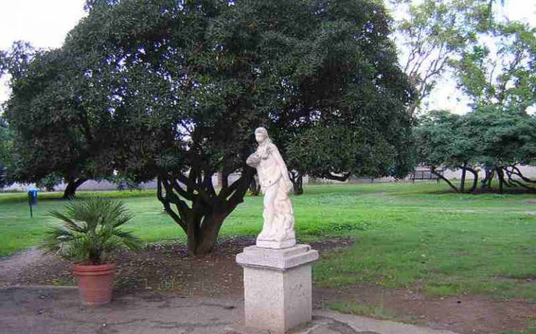 Cagliari, vandali in azione ai Giardini Pubblici: mozzate le teste di tre statue