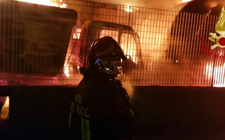 Notte di fuoco a Sestu e Vallermosa: i piromani si accaniscono su auto in sosta e compattatori