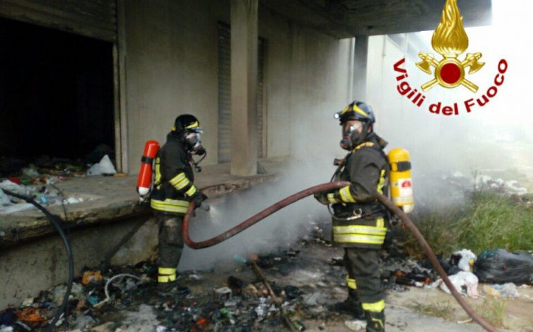 Cagliari, incendio in un capannone in viale Elmas, immediato l’intervento dei Vigili del fuoco che hanno spento il rogo