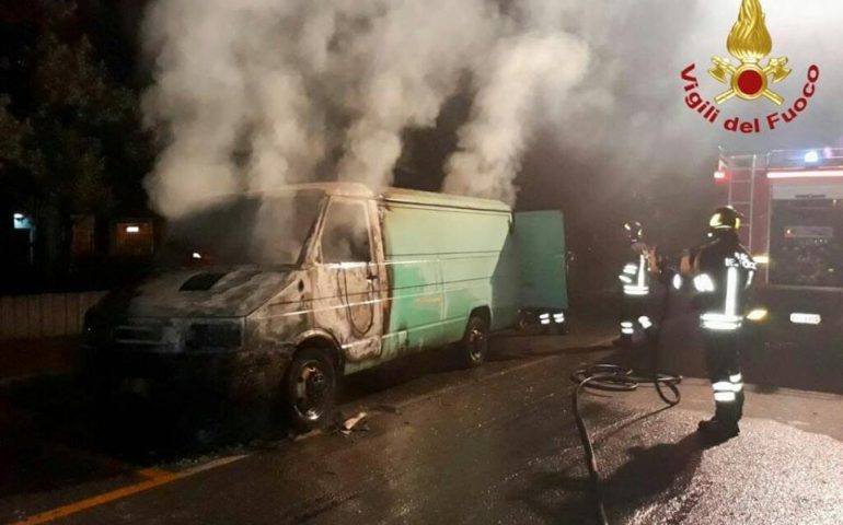 Paura in piazza Medaglia Miracolosa: un furgone prende fuoco, pronto l’intervento dei Vigili del Fuoco
