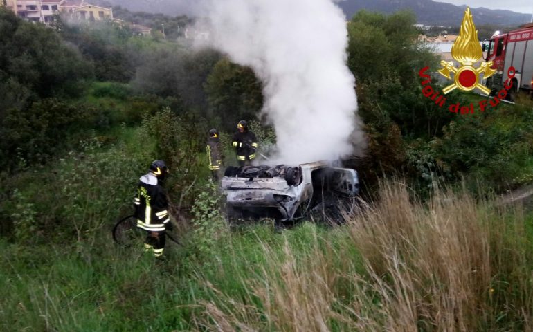 Auto fa un volo di 4 metri, va a fuoco ma non si trovano conducente e passeggeri