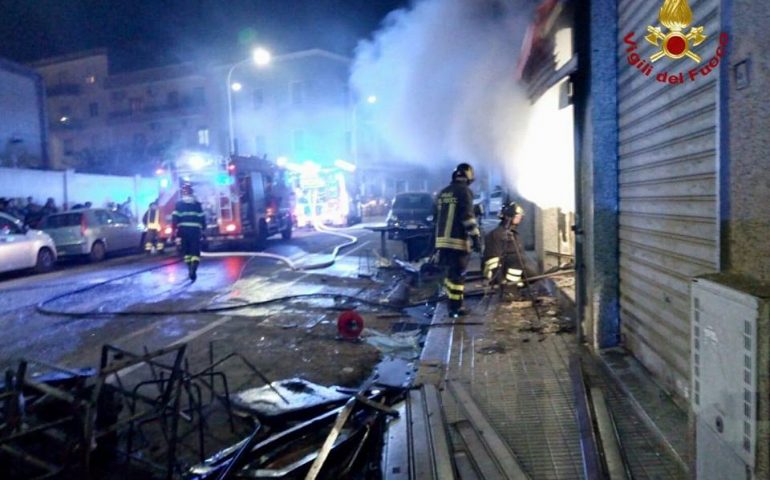 Notte di paura a Cagliari per l’incendio di un Bar in via Timavo