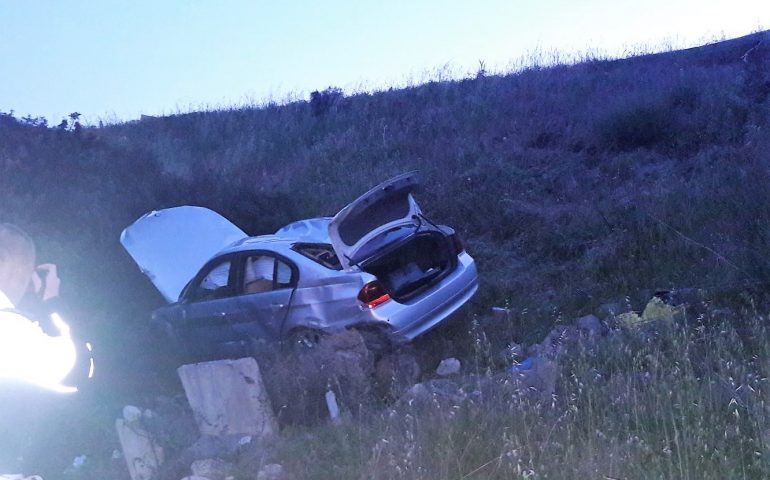 A tutta velocità perde il controllo dell’auto verso il ponte della Scafa e cade nella scarpata