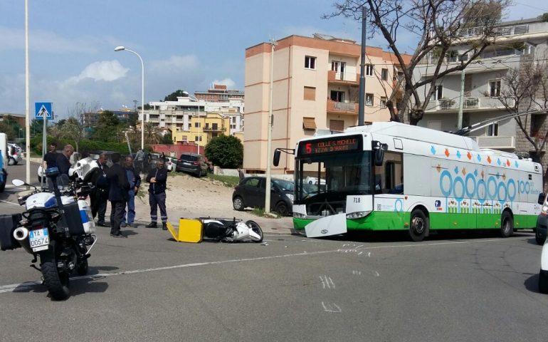 Viale Bonaria: incidente tra scooter di un portapizze e un bus