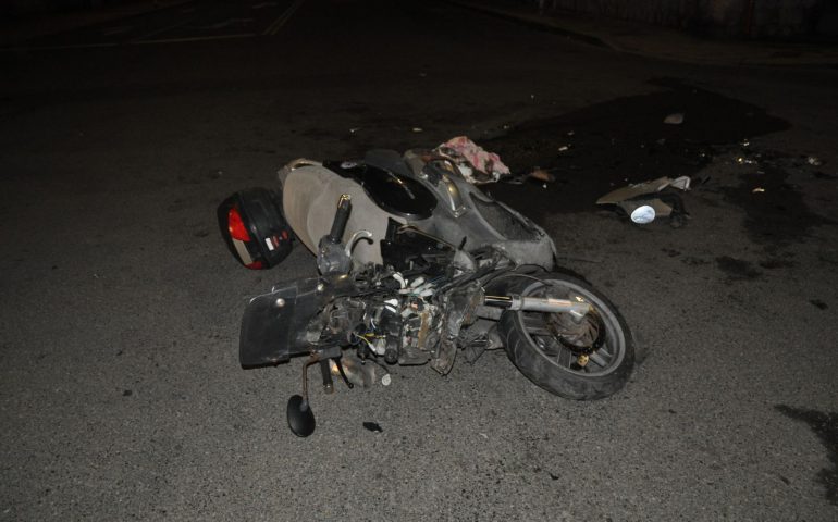 Via della Pineta. Incidente tra auto e moto: nello scontro muore 47enne