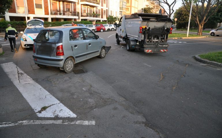 Incidente stradale in via Fosse Ardeatine: autovettura si scontra con camion dell’immondezza