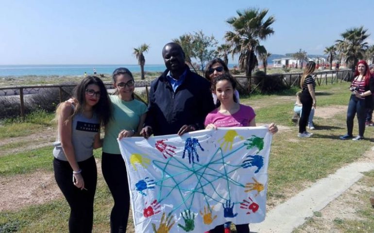 Poetto di Cagliari: 15 studenti e 15 ragazzi dei centri di accoglienza giocano a basket, per un’integrazione che educhi gli studenti ad una società accogliente e al multiculturalismo
