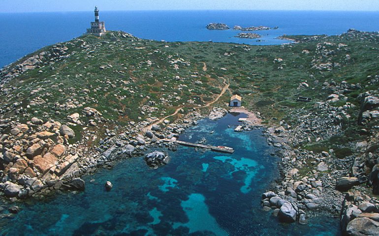 Turisti si schiantano con la barca sull’Isola dei cavoli: salvati dalla Guardia Costiera