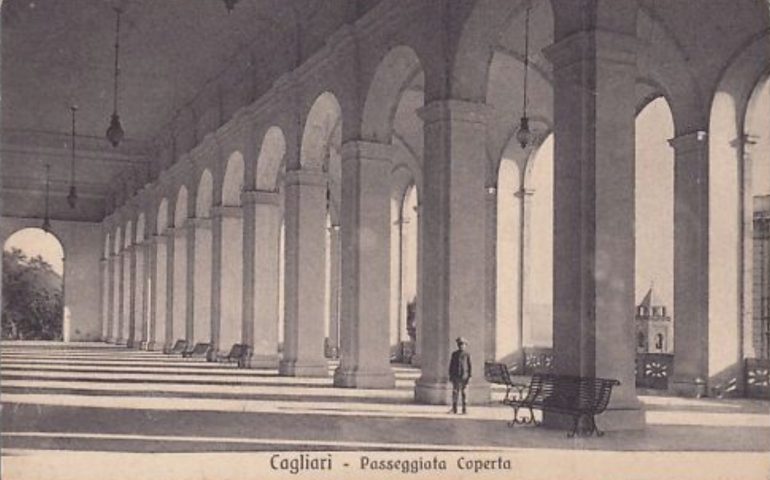La Cagliari che non c’è più: la Passeggiata Coperta in una foto degli inizi del Novecento