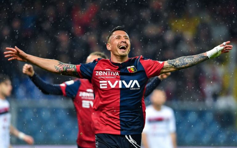 Il Cagliari si ferma al palo di Pavoletti, il Genoa vince 2-1 a cinque minuti dalla fine