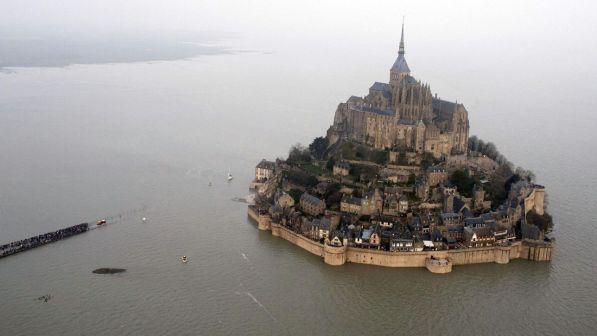 Francia, evacuato Mont-Saint-Michel. Caccia all’uomo che gridava di voler uccidere i poliziotti