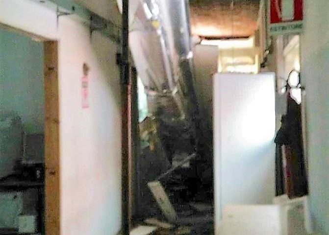 Crolla il soffitto dell’Ospedale Santa Barbara di Iglesias: la denuncia di Mauro Pili
