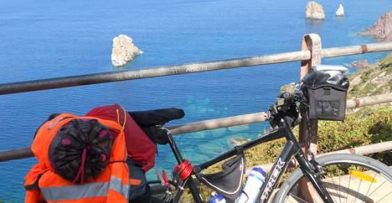 Tre anni dopo ritrova la bici che gli era stata rubata: turista tedesco ritenta la pedalata in Sardegna