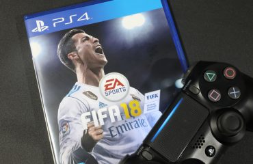 Copertina del gioco FIFA 18 e un joypad
