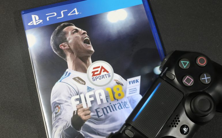 Copertina del gioco FIFA 18 e un joypad