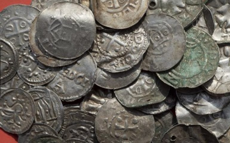 Archeologia, un ragazzo tredicenne in Germania trova il tesoro di un re vichingo
