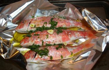 La ricetta Vistanet di oggi: triglie di scoglio al cartoccio, un classico della cucina di pesce
