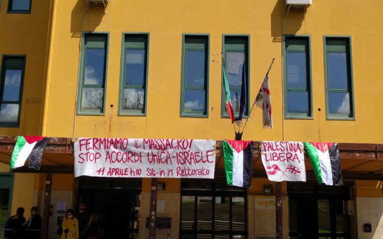 Sit-in degli universitari contro i rapporti intessuti da Unica con Esercito e Israele