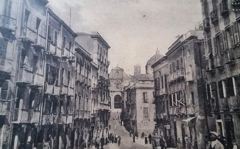 La Cagliari che non c’è più: via Azuni in una foto in bianco e nero degli anni Trenta