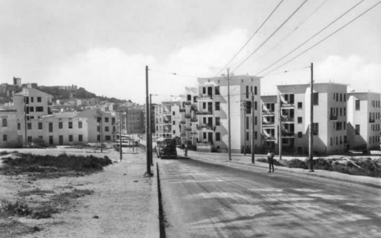La Cagliari che non c’è più: una foto in bianco e nero di via Pessina nell’estate del 1953