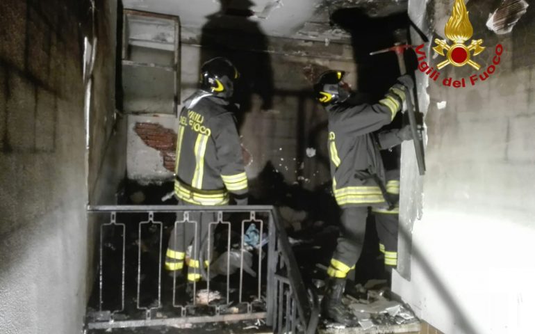 Villacidro: incendio in una palazzina. Padre e figlio intrappolati, messi in salvo