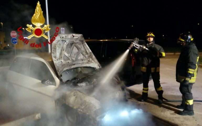 Notte di fuoco nel cagliaritano: sei auto distrutte dalle fiamme e un furgone