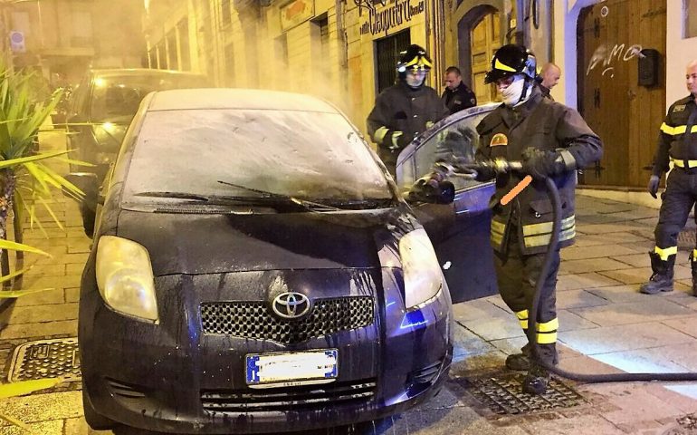 Incendio d’auto alla Marina: probabile dolo