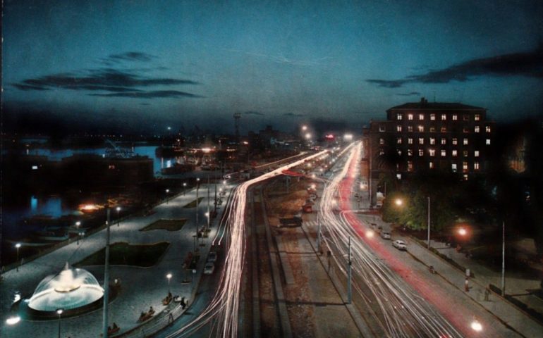 La Cagliari che non c’è più: via Roma dopo il tramonto in una foto del 1969