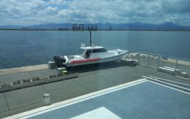 Un gommone dell'equipaggio di Luna Rossa a Cagliari