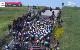 Il gruppo del Giro d'Italia e la bandiera sarda