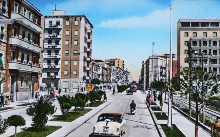 La Cagliari che non c’è più: via Dante e piazza Repubblica a colori nel 1961