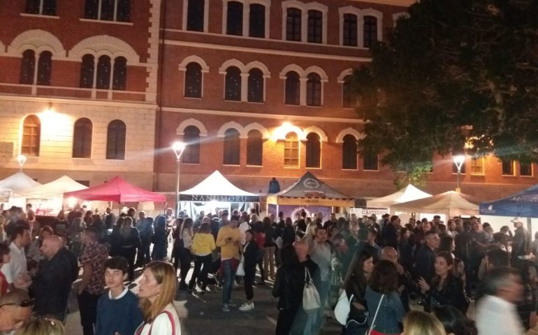 (VIDEO) Birra alla pompia, alla liquirizia o al cioccolato: questo e altro al Casteddu Beer in piazza Garibaldi