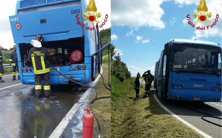 Corriera Arst prende fuoco incendio Burcei vigili del fuoco