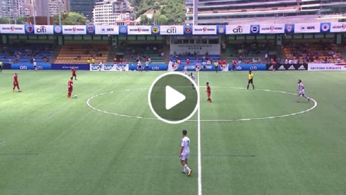 Gol di Andrea Valocchia durante il torneo di calcio a 7 ad Hong Kong