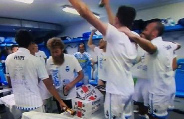 I calciatori della Spal festeggiano con l'Ichnusa (Da immagini Sky)