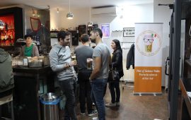 Alcuni ragazzi parlano bevendo una birra all'University Cafe in occasione di Pint of Science