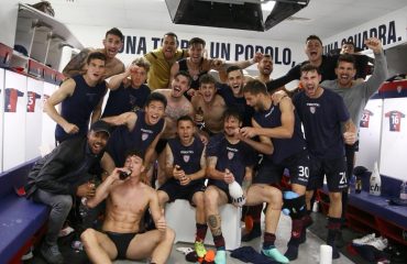 Il Cagliari festeggia dopo la salvezza