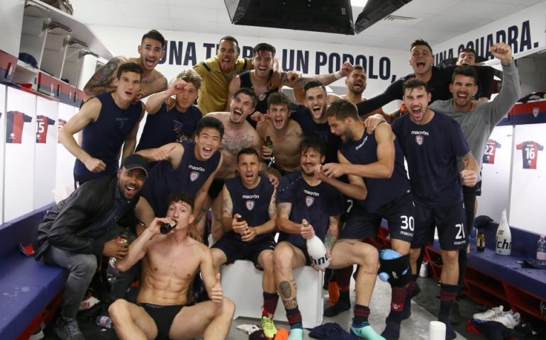 Il Cagliari festeggia dopo la salvezza